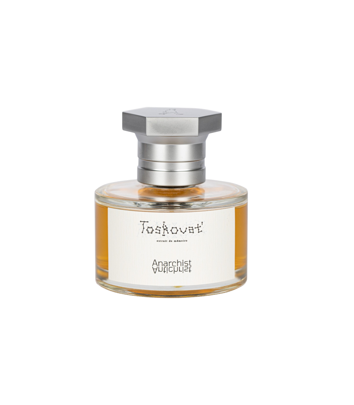 Close-up van een glazen parfumverstuiver met label