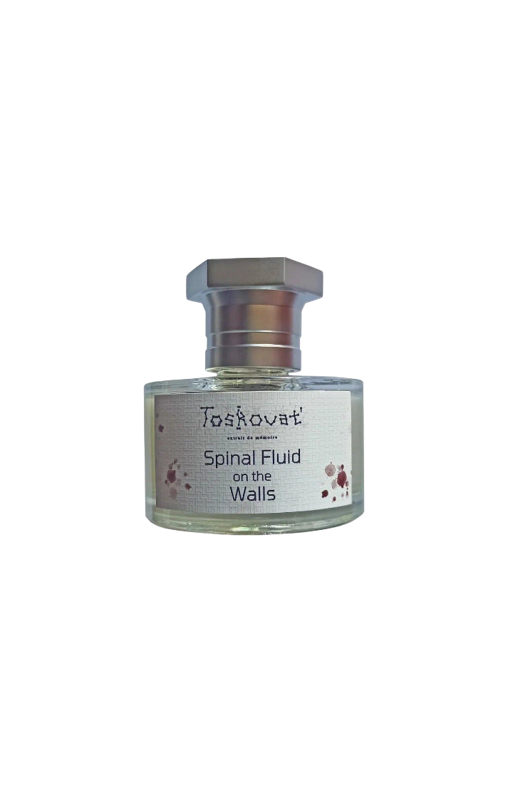 Close-up van een glazen parfumverstuiver met label en dop